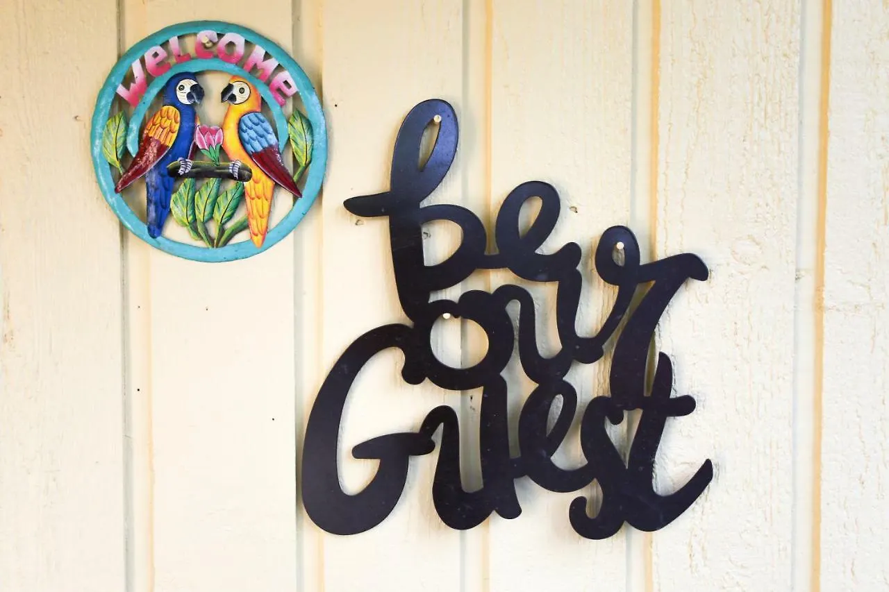 Ms. Elsie'S Caribbean B&B Charlotte Oda ve Kahvaltı